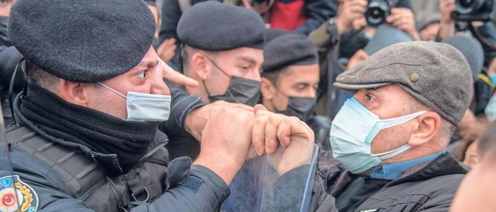 Hart geht die Polizei gegen Unterstützer der Studierenden vor.