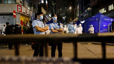 Überfalltaktik im Kampf gegen Corona: Abgesperrtes Wohnviertel in Hongkong