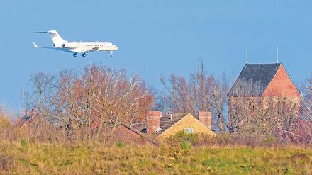 Obwohl der Flughafen mit acht Jahren Verspätung in Betrieb ging, fehlt um den BER oft Schallschutz. 