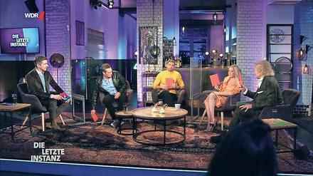 Viermal Rote Karte: In der WDR-Sendung „Die letzte Instanz“ wurde abgestimmt, ob die Umbenennung eines rassistischen Produktnamens notwendig war. Thomas Gottschalk (v. r. n. l.), Janine Kunze, Micky Beisenherz und Jürgen Milski verneinten das. 