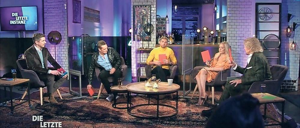 Viermal Rote Karte: In der WDR-Sendung „Die letzte Instanz“ wurde abgestimmt, ob die Umbenennung eines rassistischen Produktnamens notwendig war. Thomas Gottschalk (v. r. n. l.), Janine Kunze, Micky Beisenherz und Jürgen Milski verneinten das. 