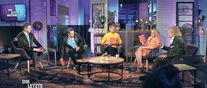 Viermal Rote Karte: In der WDR-Sendung „Die letzte Instanz“ wurde abgestimmt, ob die Umbenennung eines rassistischen Produktnamens notwendig war. Thomas Gottschalk (v. r. n. l.), Janine Kunze, Micky Beisenherz und Jürgen Milski verneinten das. 