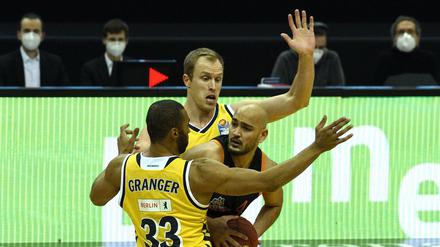 In die Zange genommen. Albas Jayson Granger (vorne) und Luke Sikma bedrängen Stefan Peno.
