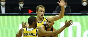 In die Zange genommen. Albas Jayson Granger (vorne) und Luke Sikma bedrängen Stefan Peno.