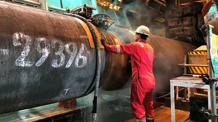 Ein Arbeiter bearbeitet ein Stück Pipeline für die Gastrasse Nord Stream 2.