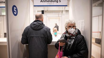 Eine Frau meldet sich zu ihrer zweiten Corona-Impfung im Hamburger Impfzentrum an.