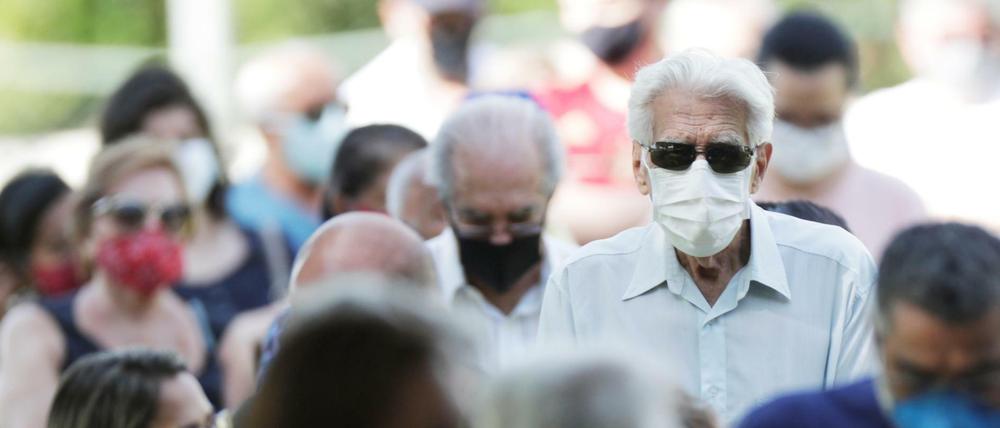 Menschen in Brasilia stehen in einer Schlange an, um sich mit dem Astrazeneca-Vakzin gegen Corona impfen zu lassen.