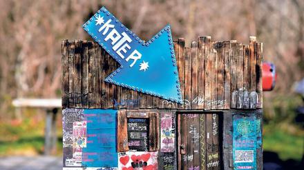 Street-Art-Künstler Bibo hat die Eingänge von elf Berliner Clubs in Miniatur nachgebaut, darunter: Das Kater Blau .