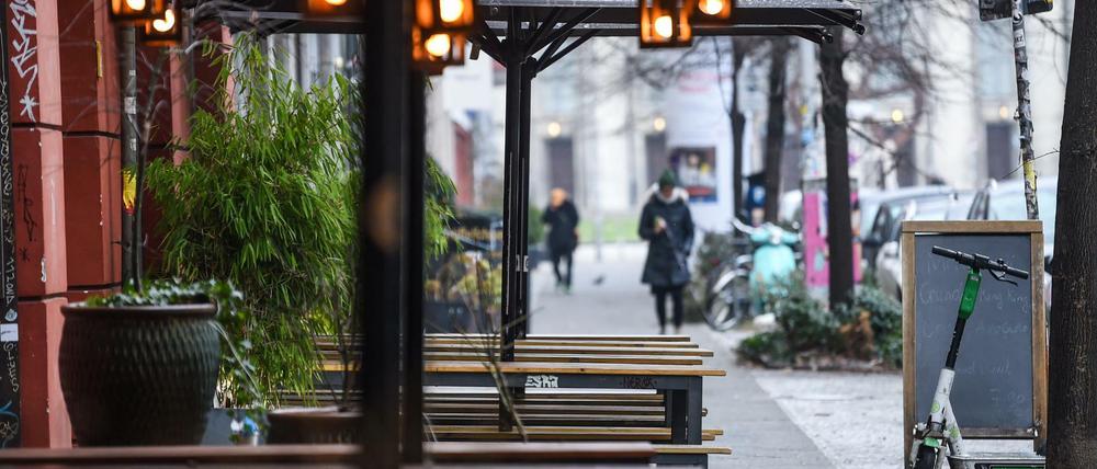 Vor einem Restaurant in Berlin stehen leere Tische.