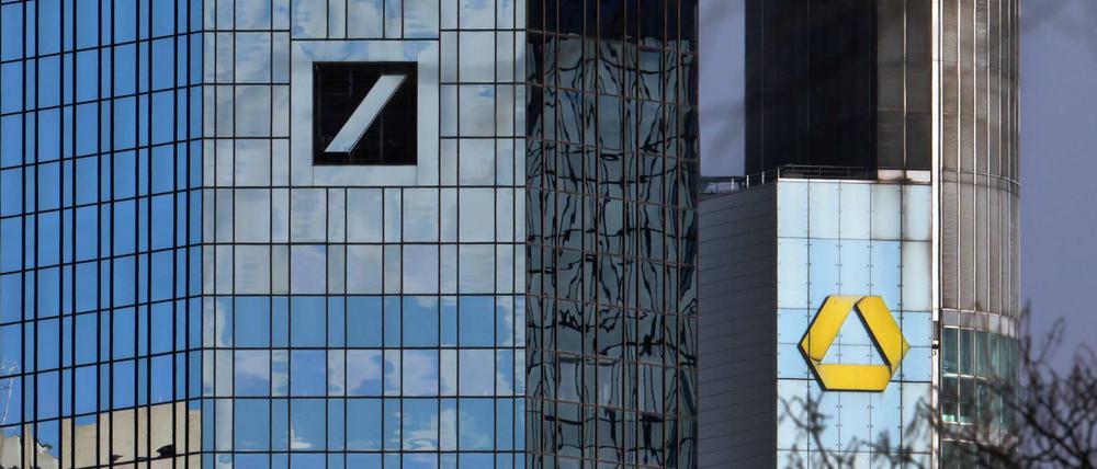 Die Deutsche Bank hat einen großen Teil des Umbaus hinter sich, die Commerzbank steckt mitten drin.