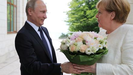 Liebesgrüße aus Moskau? Das war einmal. 2018 begrüßte Wladimir Putin Angela Merkel mit Blumen.