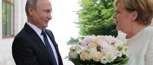 Liebesgrüße aus Moskau? Das war einmal. 2018 begrüßte Wladimir Putin Angela Merkel mit Blumen.