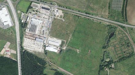 Satellitenbild der Grünfläche der Berliner Stadtgüter in Brandenburg. Das Flurstück 34/8 der Flur 2 in Federsdorf-Vogelsdorf im Landkreis Märkisch-Oderland grenzt östlich an das bestehende Gerwerbegebiet.