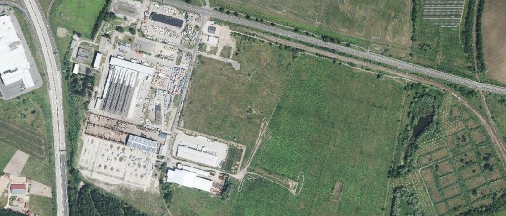 Satellitenbild der Grünfläche der Berliner Stadtgüter in Brandenburg. Das Flurstück 34/8 der Flur 2 in Federsdorf-Vogelsdorf im Landkreis Märkisch-Oderland grenzt östlich an das bestehende Gerwerbegebiet.