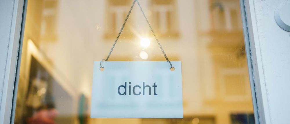 Wie lange sollten Geschäfte, wie diese Galerie in Frankfurt, noch geschlossen bleiben? Forschenden zufolge besser noch solange, bis die 7-Tage-Neuinfektionsinzidenz unter 10 pro 100.000 Einwohner liegt.