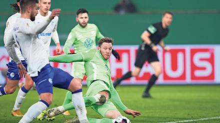 Im Nachschuss. Weghorst erzielt das Siegtor für Wolfsburg. 