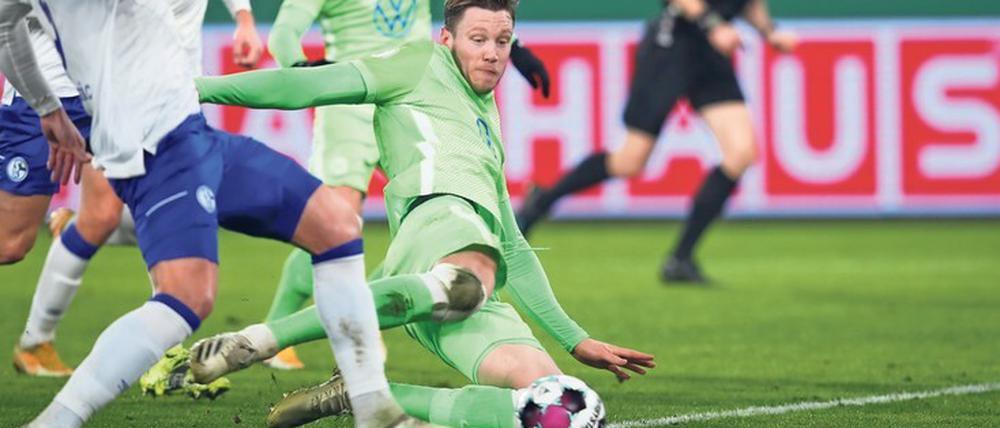 Im Nachschuss. Weghorst erzielt das Siegtor für Wolfsburg.