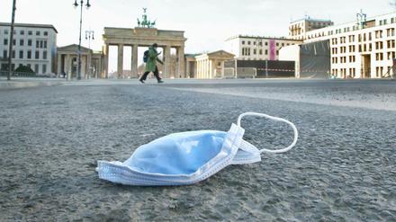 Lästiges Utensil: In vielen Orten der Öffentlichkeit müssen OP-Masken oder FFP2-Masken getragen werden. Auch in Berlin fällt auf, dass sich nicht alle Mitarbeitenden von Firmen bei Kundenbesuchen an die Regel halten. 