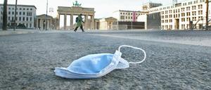 Lästiges Utensil: In vielen Orten der Öffentlichkeit müssen OP-Masken oder FFP2-Masken getragen werden. Auch in Berlin fällt auf, dass sich nicht alle Mitarbeitenden von Firmen bei Kundenbesuchen an die Regel halten. 