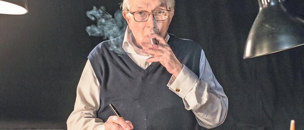 Nie ohne meine Zigarre. Ken Adam am Zeichentisch 2014.
