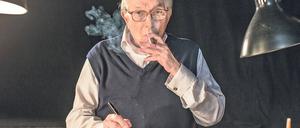 Nie ohne meine Zigarre. Ken Adam am Zeichentisch 2014.