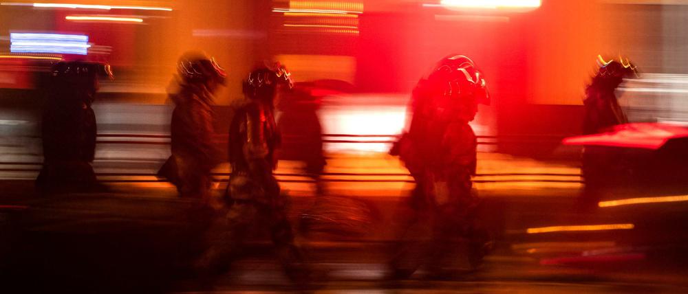 Polizisten verfolgen während eines Protests Anhänger des russischen Oppositionsführers Nawalny. (Symbolbild)
