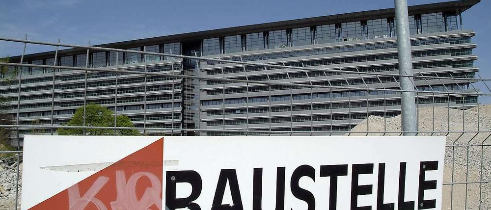 Am "Spandauer Tor" sollten zwei Bürohäuser die Zufahrt zum Bezirk einrahmen. Das Bürogebäude stand seit 1991 leer, es wurde nie genutzt. Statt es abzureißen, wäre ein Umbau zu Wohnungen sinnvoll, sagt das Bündnis.