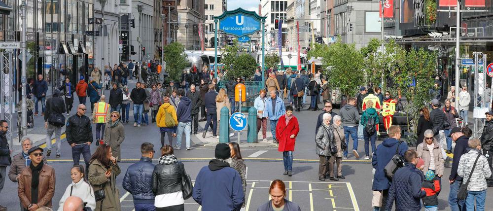 Auch, wie war das schön... Ohne Abstand und Maske bummeln auf der Berliner Friedrichstrasse. 2019 ging es noch.