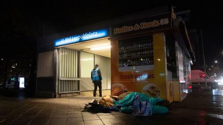 Das Schlimmste verhüten. Ein Mitarbeiter des Kältebus der Berliner Stadtmission am Bahnhof Leopoldplatz neben einem Obdachlosenlager.