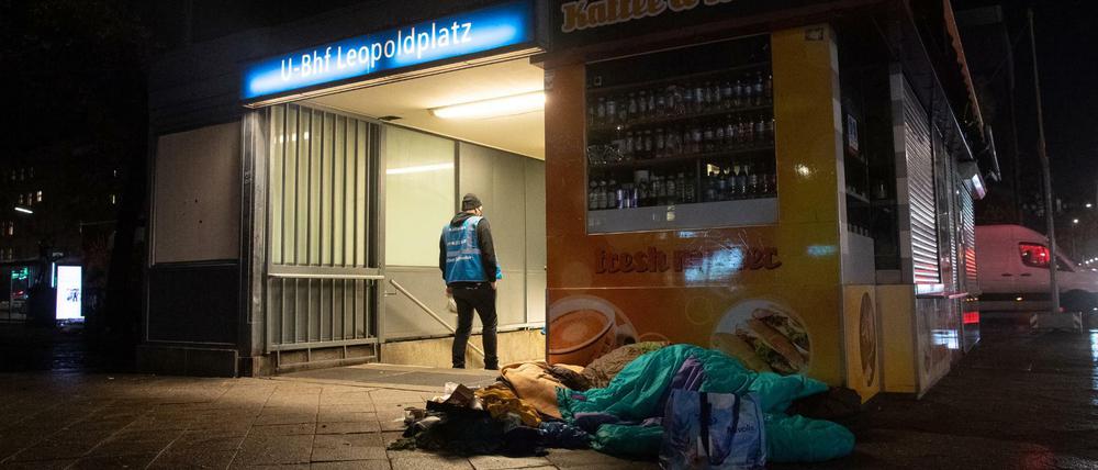 Das Schlimmste verhüten. Ein Mitarbeiter des Kältebus der Berliner Stadtmission am Bahnhof Leopoldplatz neben einem Obdachlosenlager.