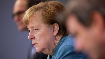 Kanzlerin Angela Merkel (CDU) zwischen Michael Müller (SPD) und Markus Söder (CSU) 