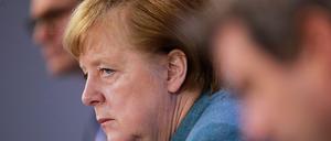 Kanzlerin Angela Merkel (CDU) zwischen Michael Müller (SPD) und Markus Söder (CSU) 