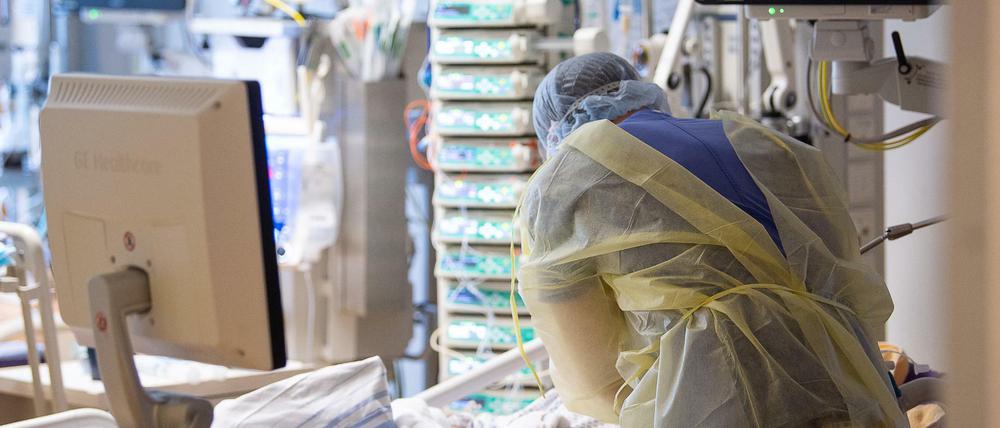 Ein Intensivpfleger arbeitet auf einer Intensivstation des RKH Klinikum Ludwigsburg an einem Covid-19-Patient.