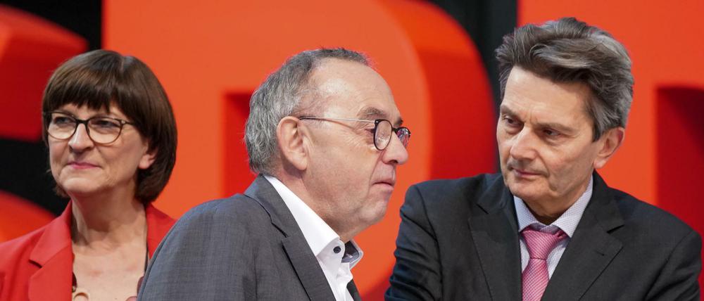  Rolf Mützenich, SPD-Fraktionsvorsitzender (re.) und Parteivorsitzender Norbert Walter-Borjans haben die Entscheidung über Drohnen auf Eis gelegt.