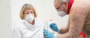 Eine Seniorin wird in Lingen geimpft.