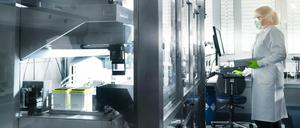 Eine Mitarbeiterin von Biontech steht im Labor des Unternehmens.
