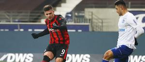 Luka Jovic muss sich derzeit noch gedulden bei der Eintracht.