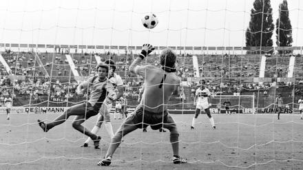 1975/76 spielte der Spandauer SV mit Torwart Ulrich Bechem in der Zweiten Liga. Hier eine Szene mit Bechem aus einem Pokalspiel beim VfB Stuttgart 1978. 