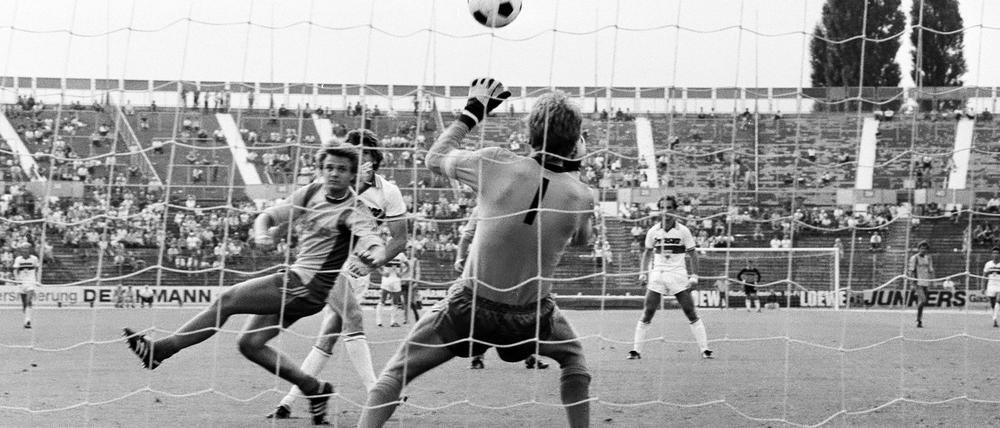 1975/76 spielte der Spandauer SV mit Torwart Ulrich Bechem in der Zweiten Liga. Hier eine Szene mit Bechem aus einem Pokalspiel beim VfB Stuttgart 1978. 