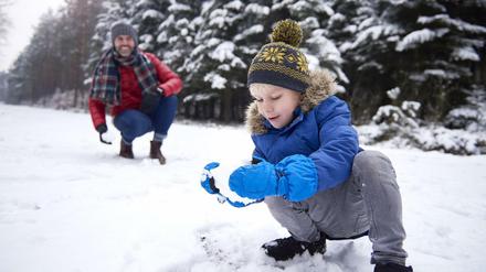 Bereit zur Schneeballschlacht? Das winterliche Wetter soll sich noch länger halten.