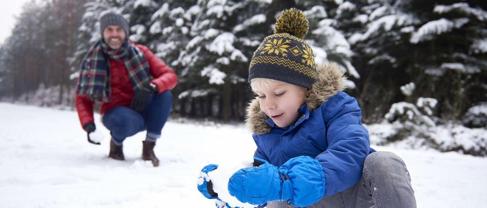 Bereit zur Schneeballschlacht? Das winterliche Wetter soll sich noch länger halten.