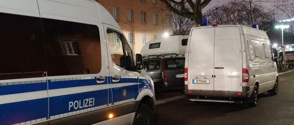 Einsatzfahrzeuge stehen an einem Haus in Schöneberg. Dort war es in einem Innenhof zu einer Explosion gekommen.
