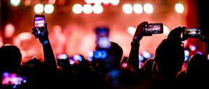 Sollen Geimpfte bald wieder so eng zusammenrücken dürfen? Auf Tuchfühlung bei einem Konzert von Fettes Brot auf Helgoland.