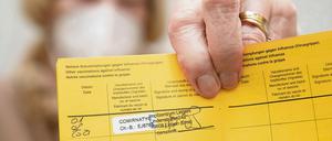 Die Zahl der Impfstoffe gegen Covid-19 steigt erfreulich stetig an. Ihre Wirksamkeit, angegeben in Prozent, variiert jedoch und lässt die Impfwilligen rätseln, ob es einen Unterschied macht, für welches Vakzin ein Stempel im Pass gemacht wird.