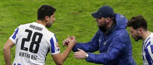 Los geht's. Pal Dardai schickt Sami Khedira aufs Feld.