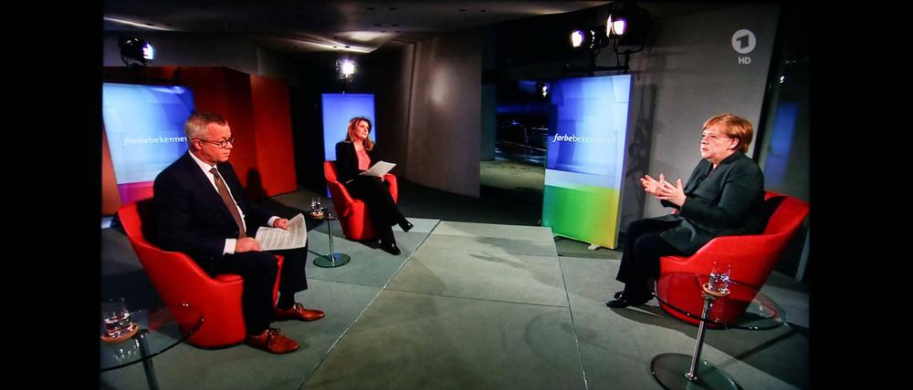 Kanzlerin Angela Merkel (rechts) erklärt Tina Hassel und Rainald Becker ihre Corona-Politik.
