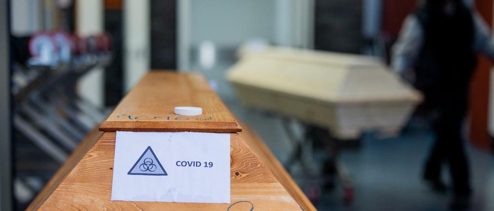 Ein Pathologe aus Kiel berichtet, dass die meisten seiner obduzierten Toten an Covid-19 gestorben sind.