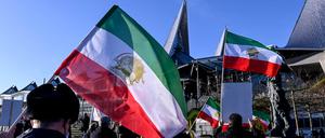 Demonstranten protestieren vor dem Justizpalast, während der Urteilsverkündung im Prozess gegen einen iranischen Diplomaten.