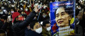 Demonstranten in Myanmar protestieren gegen den Militärputsch und für Aung San Suu Kyi.