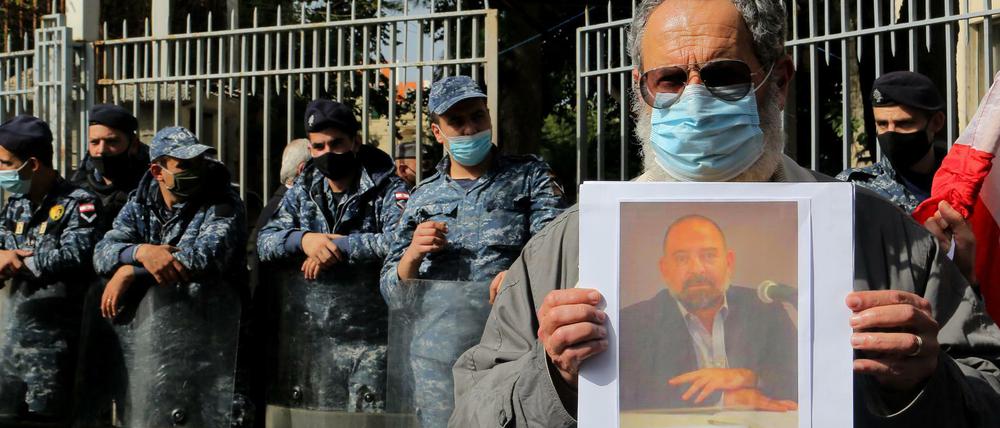 Nach der Ermordung von Lokman Slim protestieren Freunde und Unterstützer des Verlegers vor dem Justizpalast in Beirut. 